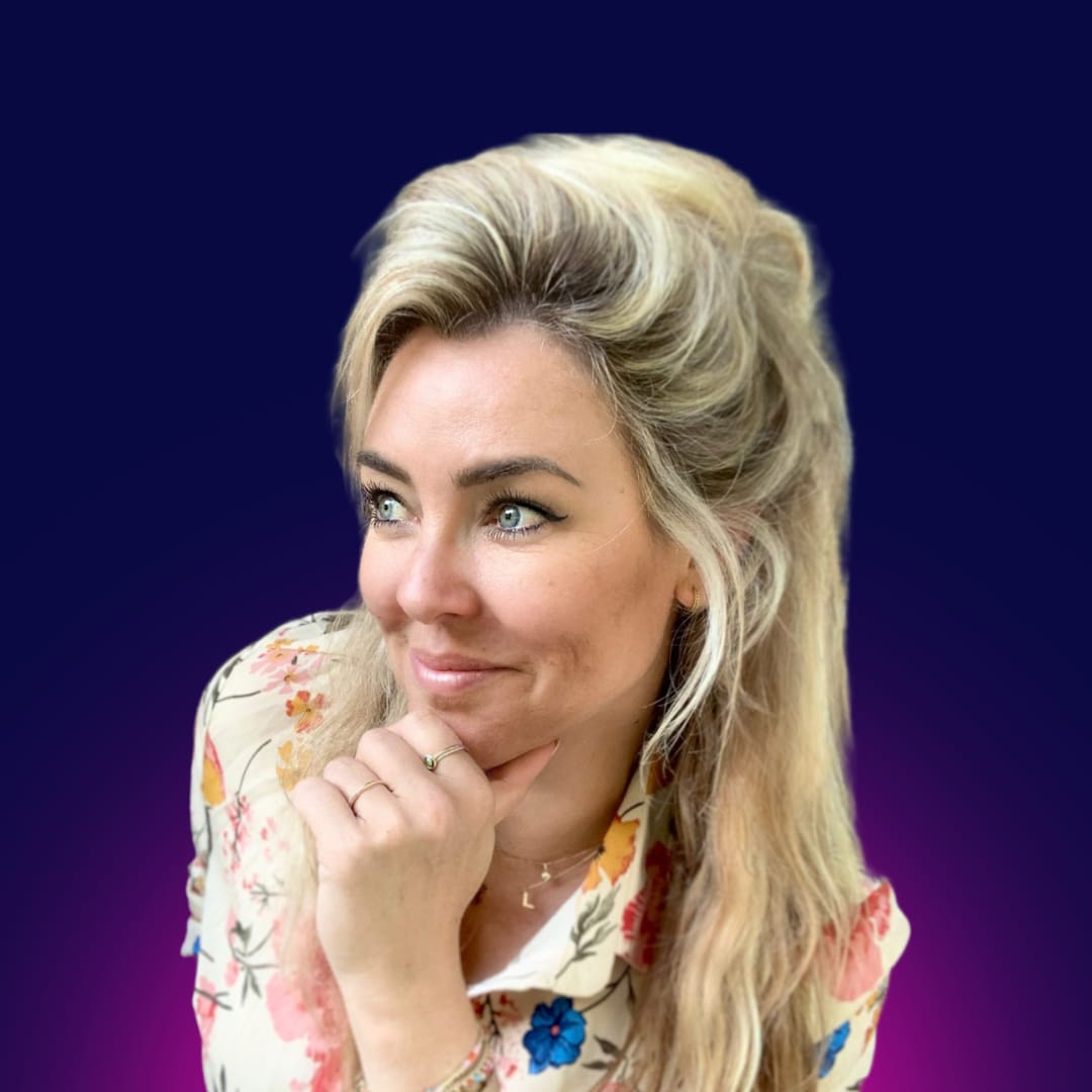 Sarah Berkhout | De Opmaatklas Portrait of a smiling blonde woman with a floral blouse resting her chin on her hand against a dark bluepurple gradient background